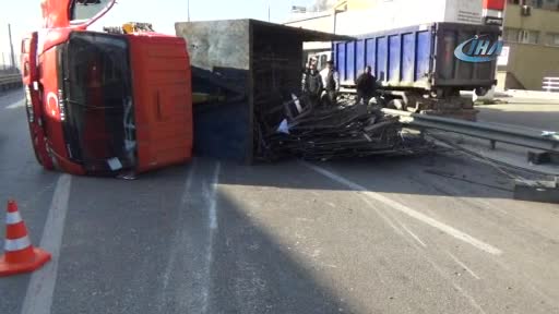 Bursa'da hurda demir yüklü kamyonet devrildi: 1 kişi yaralandı