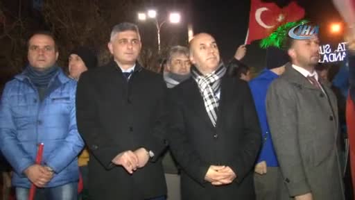 Bursa'da AK Partili ve MHP'liler askere destek için kol kola yürüdü
