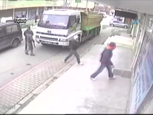Gündüz herkesin gözü önünde dükkanı soydular