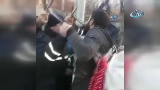 Atık kağıt toplayan gençle zabıtanın tartışması kamerada