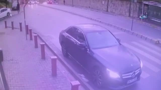 Ekmek almak için indi arabasından oldu