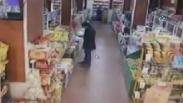 Müşteri kılığında cep telefonu çalan hırsız kamerada
