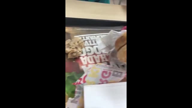 Ünlü fast food zincirinde skandal olay!