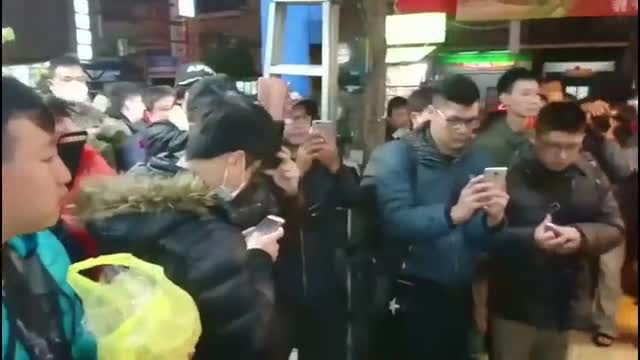 İşe aldığı model sokak satıcısını zengin etti