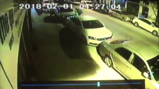 Önüne gelen araca zarar verdi