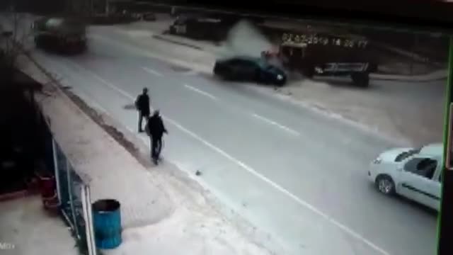 Otomobil önce yakıt tankerine sonra traktöre çarptı