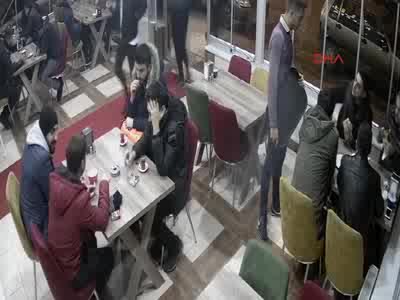 İlgi isteyen polis garsonu tokatladı
