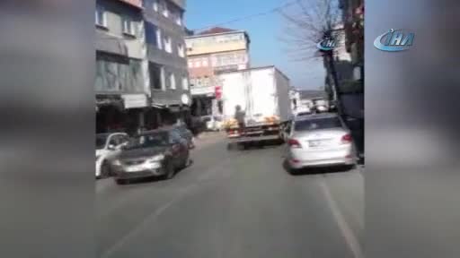 Kamyonun arkasına tutunarak tehlikeli yolculuk!