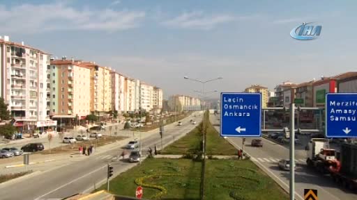 Kırmızı ışıkta geçen sürücünün çarptığı bisikletli ölümden döndü