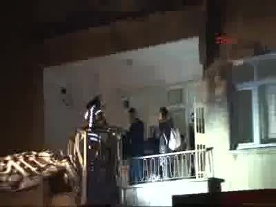 Gece yarısı bir binanın giriş merdiveni çöktü!