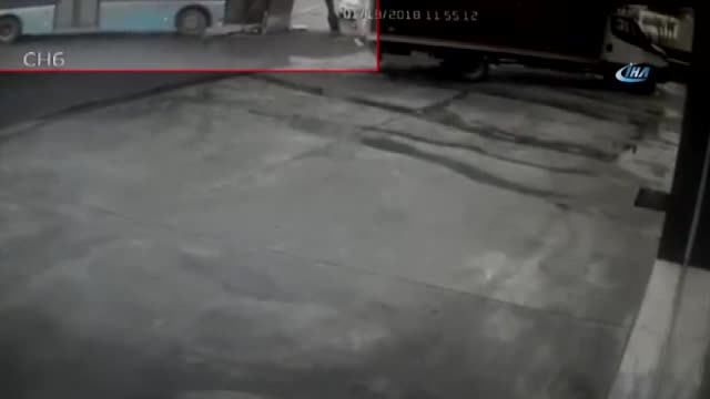 Kontrolden çıkan otobüs otomobili böyle sürükledi