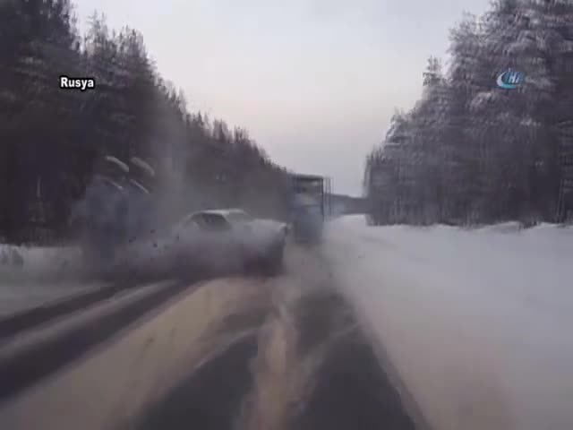 Otomobiller kafa kafaya çarpıştı: 2 ölü, 1 yaralı