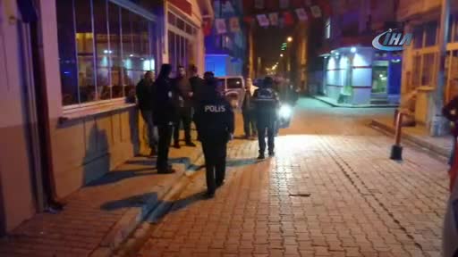 Eğlence merkezi önünde silahlı kavga!