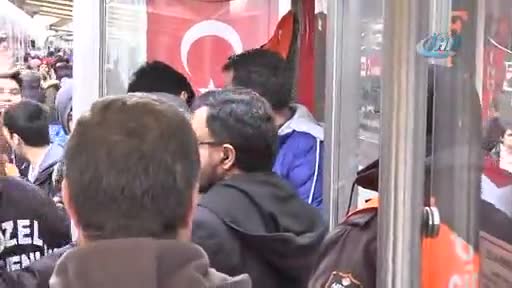 Tramvaydaki taciz şüphelisine linç girişimi