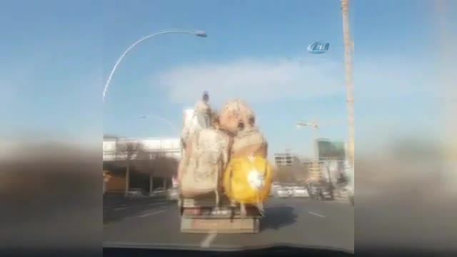 Ankara'da yüklü kamyonet üzerinde tehlikeli yolculuk