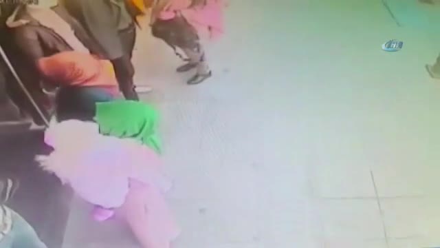 Cansız mankenin üzerindeki kıyafeti böyle çaldı