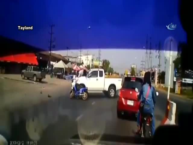Motosikletli metrelerce uçtu