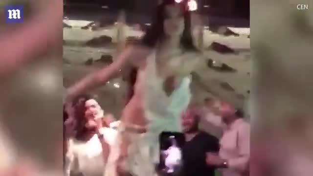 Rus dansözü 'çok seksi' olduğu için sınır dışı ediyorlar!
