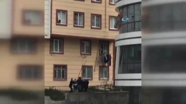 Camdan düşen çocuğu havada yakaladılar