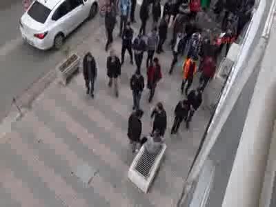 Vatandaşlar yakaladı, dövüp polise teslim ettiler!