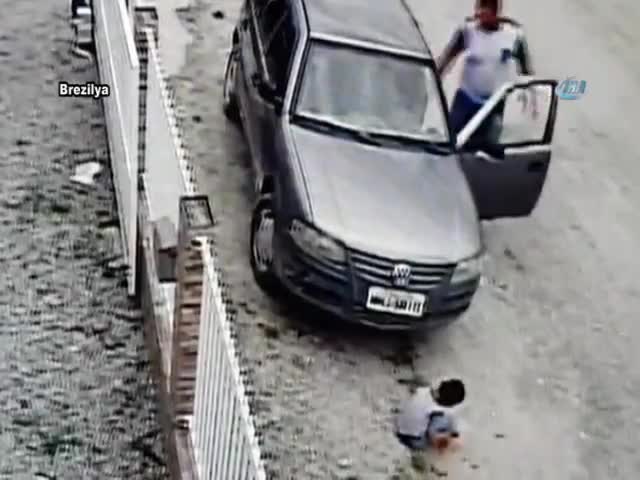 Arabanın altından burnu kanamadan çıktı
