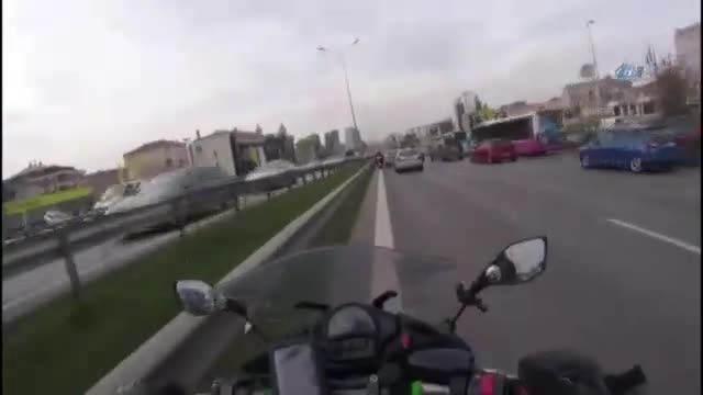 Otomobilin sıkıştırdığı motosikletli böyle kaza yaptı