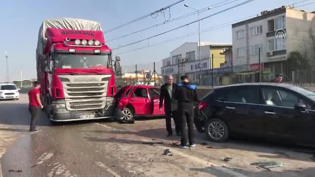 Bursa'da zincirleme trafik kazası! 2 kişi yaralandı