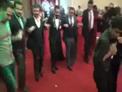 Aşiret düğününde gelini altına boğdular!