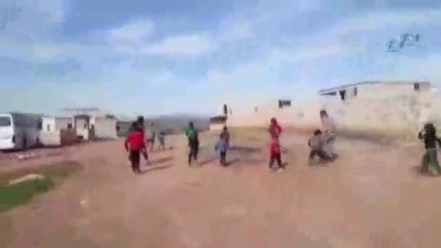 Kurtarılan köyde ÖSO askerleri çocuklarla top oynadı