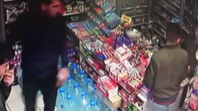 Market sahibinin bıçaklı hırsızla boğuşması kamerada