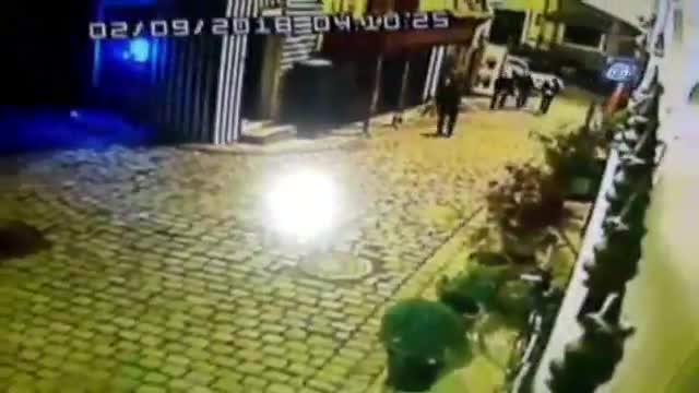 Hırsızı silah çekip suçüstü yakaladı, polise teslim etti