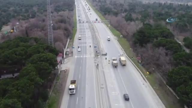 Hafriyat kamyonlarının yaşattığı tehlikeli anlar havadan görüntülendi