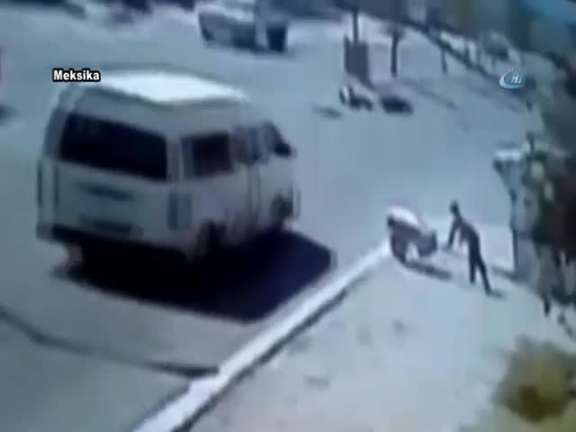 Açık rögar motosikletliyi canından ediyordu