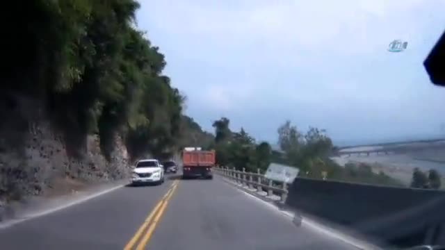 Dağdan kopan kaya yola böyle düştü