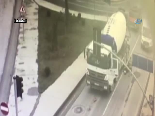 İstanbul'da beton mikseri dehşeti kamerada!