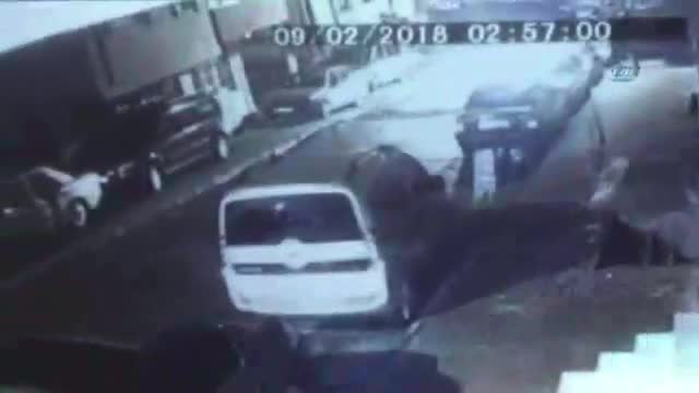 Mahalleliyi canından bezdiren oto hırsızı kamerada