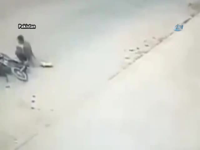 Devrilen motosikletin altında kaldı