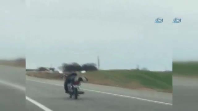 Motosiklet üzerinde tehlikeli yolculuk