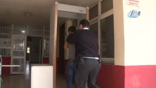 Adana'da mendil satan kıza tacize linç girişimini polis önledi