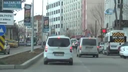 Belediyenin resmi aracını çalıp gezmeye çıktılar!