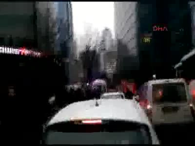 İstanbul'da bir kişi yürüyen merdivenlerin içine düştü