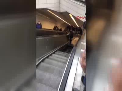 İstanbul'da bir kişi yürüyen merdivenlerin içine düştü - 2