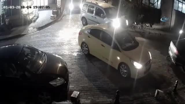 Anne ve bebeğin ölümden döndüğü kaza kamerada