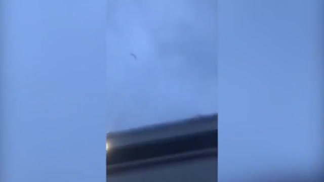 Uçağın motoru havada parçalandı!