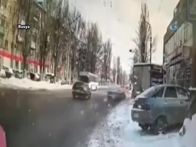 Yaşlı kadın metrelerce öteye savruldu