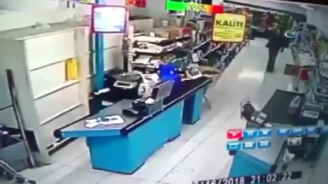 Çikolata çaldı, gülerek marketten çıktı