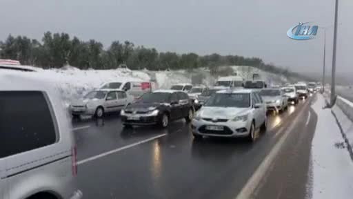 Bursa'da hafif kar yağışı trafiği tıkadı!