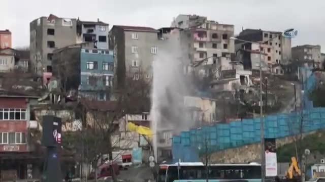 İsale borusundan yükselen su evlerin boyunu geçti