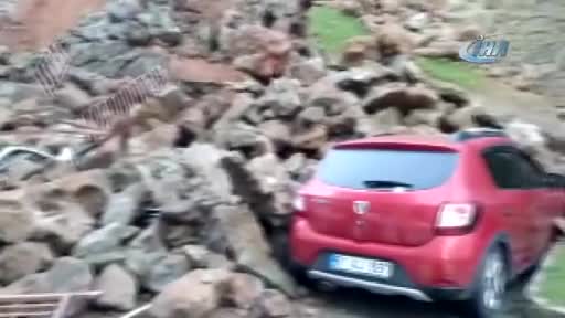 Trabzon'da istinat duvarı çöktü, araçlar altında kaldı