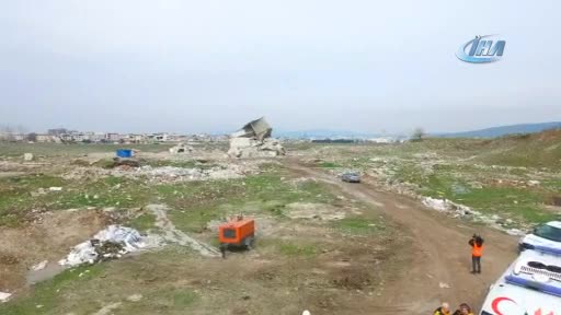 Bursa'da 300 kilo dinamitle yıkılmayan 13 katlı bina kendiliğinden çöktü